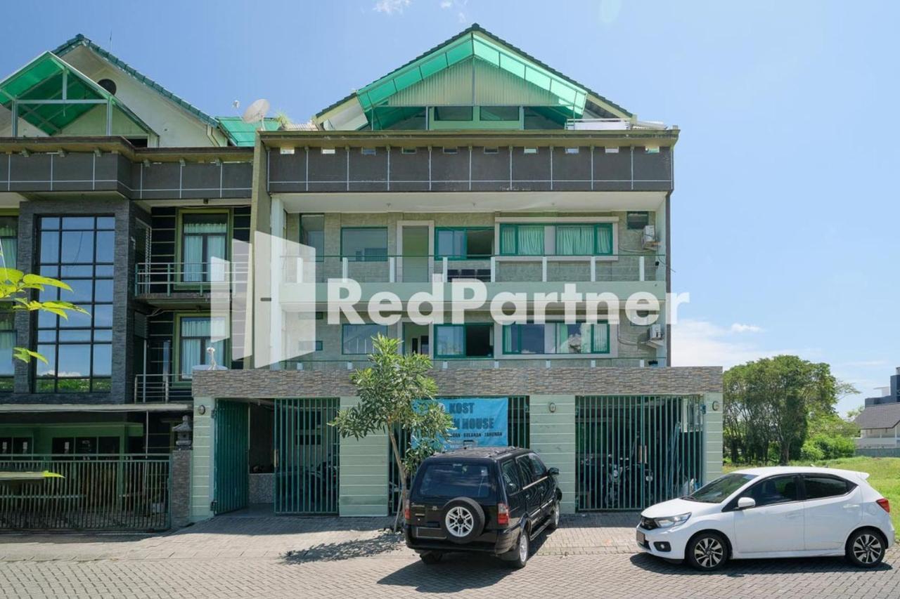 Pondok Hijau Syariah Mitra Reddoorz At Citraland Surabaya Exterior photo