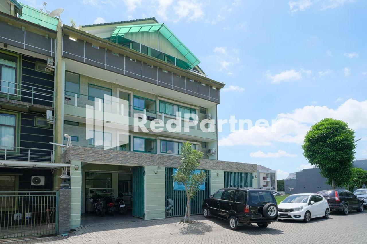Pondok Hijau Syariah Mitra Reddoorz At Citraland Surabaya Exterior photo